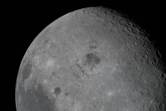 Image diffusée le 7 avril 2026 par la Nasa montrant la Lune, avec le bassin Oriental visible en son centre, et une tache noire de lave ancienne, observée depuis le vaisseau spatial Orion le 6 avril 2026