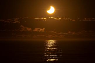 Eclipse de soleil partielle à New Brighton, en Nouvelle-Zélande, le 22 septembre 2025