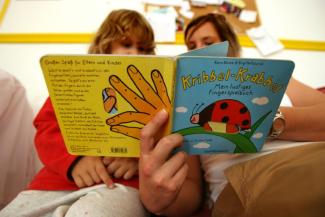 Schon im Kleinkindalter werden die Weichen für sprachliche und soziale Kompetenzen und damit auch für spätere Bildungschancen gestellt. Bereits im Alter von zwei Jahren zeigen sich bedeutsame Unterschiede im Wortschatz und der Grammatikkompetenz.
