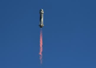 Une fusée New Shepard de Blue Origin décolle du site de lancement de Van Horn, le 31 mars 2022 au Texas