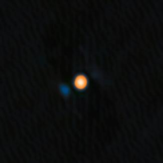 L'étoile Bételgeuse, au centre en orange, avec son étoile compagnon en bleu à gauche, dans une image distribuée par l'Observatoire International Gemini, le 21 juillet 2025