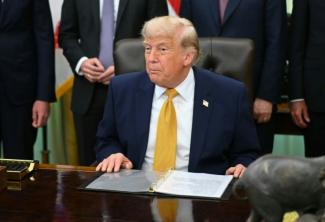 Le président américain Donald Trump s'apprête à signer un décret dans le Bureau ovale de la Maison Blanche, le 22 juin 2026 à Washington