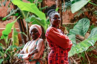 Les lauréates du Prix Jeune Talent L'Oréal-UNESCO pour les Femmes et la Science Sabine Adeline Fanta Yadang, 32 ans (à droite) et Hadidjatou Daïrou, 33 ans (à gauche) à l'Institut de recherche médicale et d'études sur les plantes médicinales de Yaoundé le 23 novembre 2023