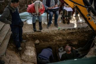 Bauarbeiter haben in Athen eine Marmorstatue und andere Fundstücke aus der Römerzeit ausgegraben. Das griechische Kulturministerium teilte mit, die Objekte seien bei Grabungen zum Verlegen von Gasleitungen am Fuß der Akropolis gefunden worden.