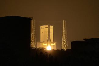 La fusée européenne Ariane 6, emportant un deuxième lot de 32 satellites Amazon Leo, décolle du Centre spatial guyanais de Kourou, en Guyane, le 30 avril 2026