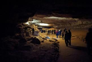 Des visiteurs au parc national de Mammoth Cave, dans le Kentucky, le 29 septembre 2024