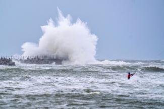 Extrem hohe Wellen sind in der deutschen Nordsee nach Erkenntnissen von Wissenschaftlern häufiger als gedacht. Eine von etwa 5800 Wellen vor der Insel Norderney ist eine sogenannte Monsterwelle oder Freak Wave.