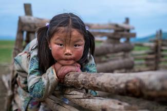 Une fillette pose dans un camp de nomades de la province d'Ovorhangay, en Mongolie, le 19 juillet 2016