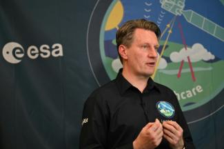 Dirk Bernaerts, responsable à l'agence spatiale européenne (ESA) pour la mission EarthCARE, lors d'une conférence de presse à Lompoc, en Californie, le 27 mai 2024