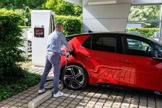 Mit dem Ausbau der Erneuerbaren im europäischen Strommix verbessert sich auch die Klimabilanz von Elektroautos. Zu diesem Schluss kommt eine am Mittwoch veröffentlichte Studie der Organisation International Council on Clean Transportation (ICCT).