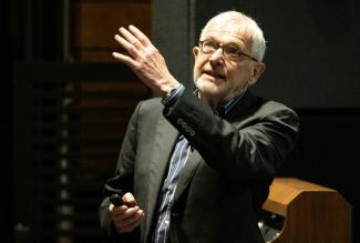 Für die Entwicklung einer Methode, mit der Forscher winzige Teilchen aus den Tiefen des Alls in Südpolar-Eis einfangen können, erhält der belgische Astrophysiker Francis Halzen den diesjährigen Physik-Nobelpreis.