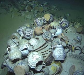 Photo diffusée par la Marine Nationale, le 11 juin 2025, d'une épave contenant des cruches globulaires à becs pincés, marquées du monogramme IHS du Christ ou de motifs végétaux ou géométriques gisant sur le sable au large de la côte, près de Ramatuelle, le 3 juin 2025 dans le Var