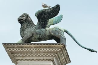 Une statue de lion ailé au sommet d'une colonne sur la place Saint-Marc à Venise, le 20 juin 2015