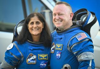 Les astronautes de la Nasa Butch Wilmore (droite) et Suni Williams (gauche), à Cap Canaveral le 5 juin 2024