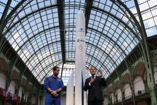 Le président Emmanuel Macron (D)aux côté de l'astronaute français Thomas Pesquet (G) à Paris le 9 septembre 2026