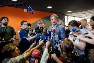 Le chercheur américain Brian Sandberg, bénéficiaire du programme d'accueil de l'université d'Aix-Marseille, à une conférence de presse à Marseille le 26 juin 2025