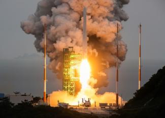 Mit einem Tag Verspätung durch technische Pannen ist Südkoreas selbstentwickelte Weltraumrakete "Nuri" erfolgreich ins All gestartet.