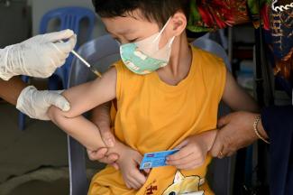 Impfungen gegen das Coronavirus haben einer Studie zufolge im ersten Jahr ihres Einsatzes weltweit rund 20 Millionen Menschenleben gerettet. Demnach wurden zwischen Dezember 2020 und Dezember 2021 von potenziell 31,4 Millionen Todesfällen 19,8 Millionen durch Impfungen verhindert.