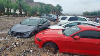 Des voitures bloquées par des débris après des inondations dans la Vallée de la Mort, en Californie, le 05 août 2022
