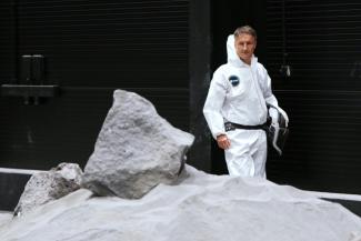 Matthias Maurer, astronaute de l'Agence spatiale européenne (ESA) évolue dans Luna, à Cologne, le 17 septembre 2024