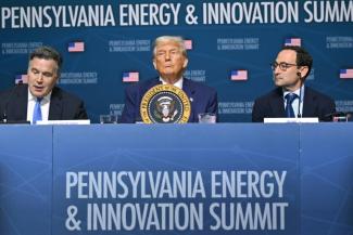 US-Präsident Donald Trump hat Investitionen privater Unternehmen in Höhe von 92 Milliarden Dollar (rund 79 Milliarden Euro) in den Bereichen Energie und Infrastruktur angekündigt, um den durch den Boom von Künstlicher Intelligenz (KI) stetig steigenden Strombedarf zu decken.