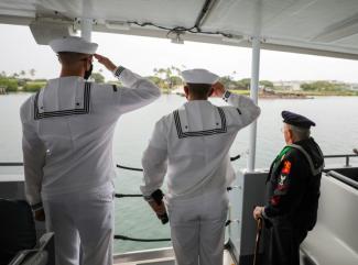 Des marins américains et un ancien combattant de la Seconde Guerre mondiale rendent hommage aux victimes de l'attaque de Pearl Harbor le 7 décembre 1941 à Hawaï, dans le cadre des commémorations du 80e anniversaire du drame