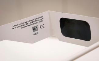 Des lunettes d'observation d'éclipse, certifiées conformes à la norme de sécurité internationale ISO 12312-2:2015 en vente chez un opticien à Palma de Majorque, le 25 juin 2026 en Espagne