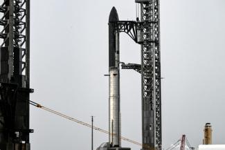 La nouvelle fusée Starship V3 de SpaceX , vue depuis South Padre Island, arrimée à la base spatiale Starbase lors du 12ᵉ vol d'essai, le 21 mai 2026 au Texas
