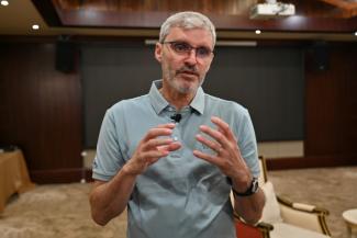 Bertrand Cordier, principal chercheur français pour le projet franco-chinois SVOM (moniteur astronomique spatial d'objets variables), destiné à repérer des "sursauts gamma", ici le 21 juin 2024 lors d'une conférence de presse à Xichang, en Chine