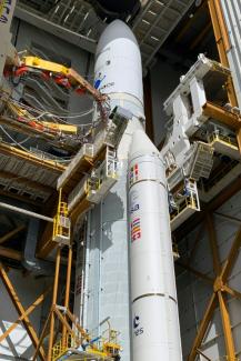 Assemblage final de la fusée Ariane 5, le 21 juin 2022 à Kourou, en Guyane