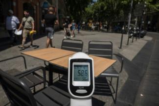 Un thermomètre affiche une température de 58,6°C sur la table d'un café à Toulouse, le 23 juin 2026 lors d'un épisode de canicule en France et en Europe