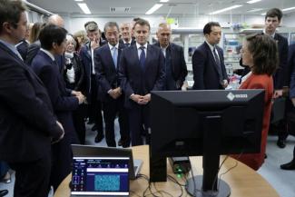 Le président français Emmanuel Macron (C) visite les installations du LIMMS, en partenariat avec le laboratoire international de recherche français CNRS à Tokyo ,le 1er avril 2026