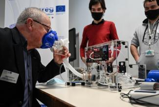 Le pneumologue Régis Matran montre comment utiliser un prototype de "nez électronique" qui permettra de dépister les cancers broncho-pulmonaires, le 6 décembre 2022 au CHU de Lille