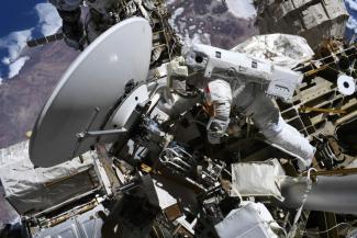 Image fournie par l'ESA, prise le 25 août 2026, de l'astronaute française Sophie Adenot lors d'une sortie dans l'espace pour des réparations sur l'ISS