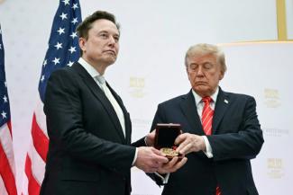 Für seine Verdienste im Bereich von Technologie und Innovation hat US-Präsident Trump dem Tech-Milliardär Elon Musk den höchsten Wissenenschaftspreis des Landes verliehen. Trump pries Musk bei der Preisverleihung in Washington als "nationalen Schatz".