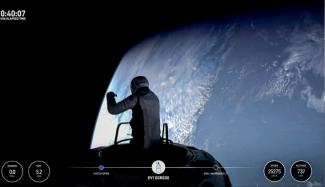 Image de la retransmission vidéo de la mission Polaris Dawn de SpaceX montrant le milliardaire Jared Isaacman s'aventurer à l'extérieur de son vaisseau pour la première sortie spatiale privée, le 12 septembre 2024