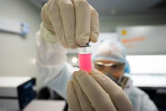 Un technicien montre une fiole contenant un vaccin contre le coronavirus pour les animaux dans un laboratoire du centre fédéral pour la santé animale, le 9 décembre 2020 en Russie