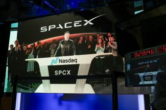 Raketenstart für Elon Musk in New York: Sein Raumfahrtkonzern SpaceX hat mit dem Börsengang alle bisherigen in den Schatten gestellt und Musk zum ersten Billionär der Welt gemacht.