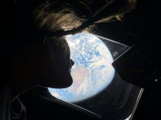 Photographie prise à l'intérieur du vaisseau Orion et montrant l'astronaute Christina Koch, première femme à participer à une mission lunaire