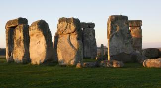 Sources d'émerveillement depuis près de 5.000 ans, les mégalithes disposés en cercle qui caractérisent Stonehenge étaient attribués par la légende arthurienne au magicien Merlin qui, au Moyen Age, aurait volé le monument en Irlande