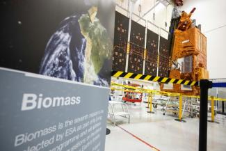 Le satellite Biomass, construit par Airbus Defence and Space, qui sera utilisé pour la mission Biomass de l'Agence spatiale européenne (ESA) dédiée à la surveillance des forêts, dans la salle blanche du site toulousain d'Airbus Defence and Space, à Toulouse, le 11 février 2025