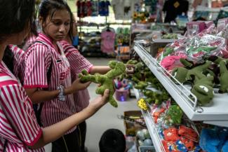 Des visiteurs regardent des peluches dans la boutique du musée des dinosaures de Phu Wiang à Khon Kaen, en Thaïlande, le 19 août 2026
