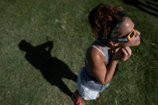 A quelques semaines de l'éclipse solaire du 12 août, la Société astronomique de France (SAF) appelle mardi à la "vigilance" lors de l'achat de lunettes de protection, un équipement indispensable pour observer le phénomène en toute sécurité