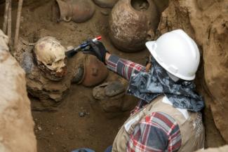 Bei der Verlegung einer Gasleitung sind Arbeiter in Peru auf eine mehr als 1000 Jahre alten Mumie gestoßen.