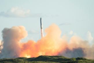Der elfte Testflug der Riesenrakete Starship des US-Raumfahrtunternehmens SpaceX ist erfolgreich verlaufen. Wie geplant landete das Raumschiff gut eine Stunde nach dem Start im Indischen Ozean.