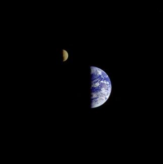 Vue de la Terre et de la Lune prise le 16 décembre 1992 par la sonde spatiale Galileo