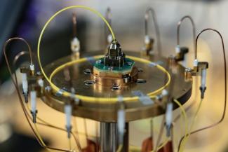 Un générateur Qubit utilisé pour la fabrication d'ordinateurs photoniques quantiques, développé par la start-up française Quandela, le 11 octobre 2024 près de Paris