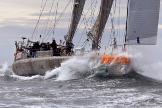 La goélette scientifique Tara entre dans son port d'attache de Lorient, le 5 octobre 2024