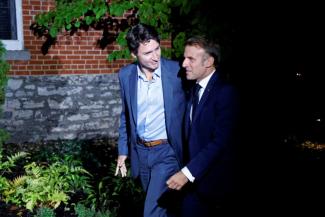 Le Premier ministre canadien Justin Trudeau (g) accueille le président français Emmanuel Macron dans sa résidence privée à Ottawa, au Canada, le 25 septembre 2024