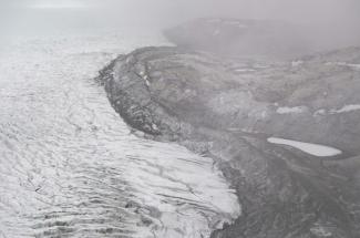 Angesichts außergewöhnlich hoher Temperaturen schmilzt der grönländische Eisschild nach Angaben dänischer Wissenschaftler derzeit "massiv" ab. Seit Mittwoch schmölzen täglich rund acht Milliarden Tonnen Eis, berichtete die Website Polar Portal.
